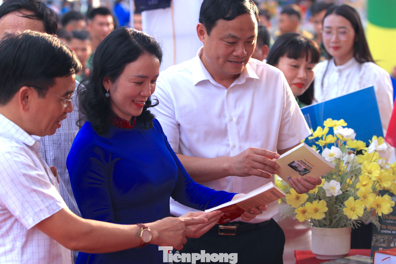 Tại lễ phát động, lãnh đạo Sở Văn hóa - Thể thao và Du lịch bày tỏ mong muốn toàn thể mọi tầng lớp nhân dân, các thầy giáo, cô giáo, chiến sĩ, đoàn viên, thanh niên và các em học sinh tích cực hưởng ứng Ngày sách và Văn hóa đọc Việt Nam và Cuộc thi Đại sứ văn hóa đọc tỉnh Nghệ An năm 2025. Đây là cơ hội rất tốt để nâng cao nguồn tri thức, phục vụ cho công tác, học tập, trau dồi kiến thức, kỹ năng trong tình hình mới. Trong ảnh, bà Trần Thị Mỹ Hạnh - Giám đốc Sở Văn hóa - Thể thao và Du lịch Nghệ An cùng các đại biểu tham quan các gian hàng và xe trưng bày sách lưu động.