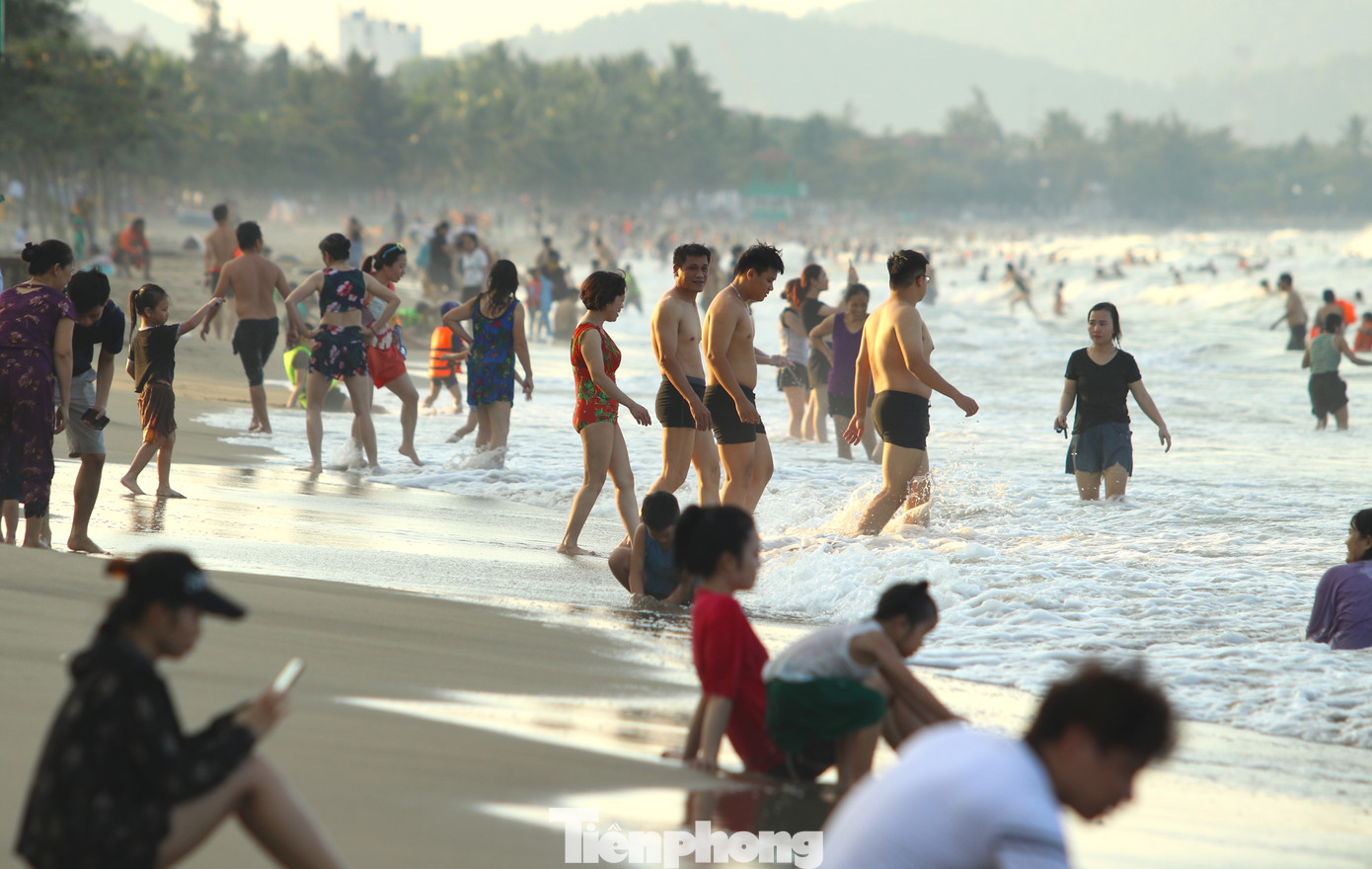 Hàng nghìn khách du lịch về tắm biển Cửa Lò dịp lễ 2/9.