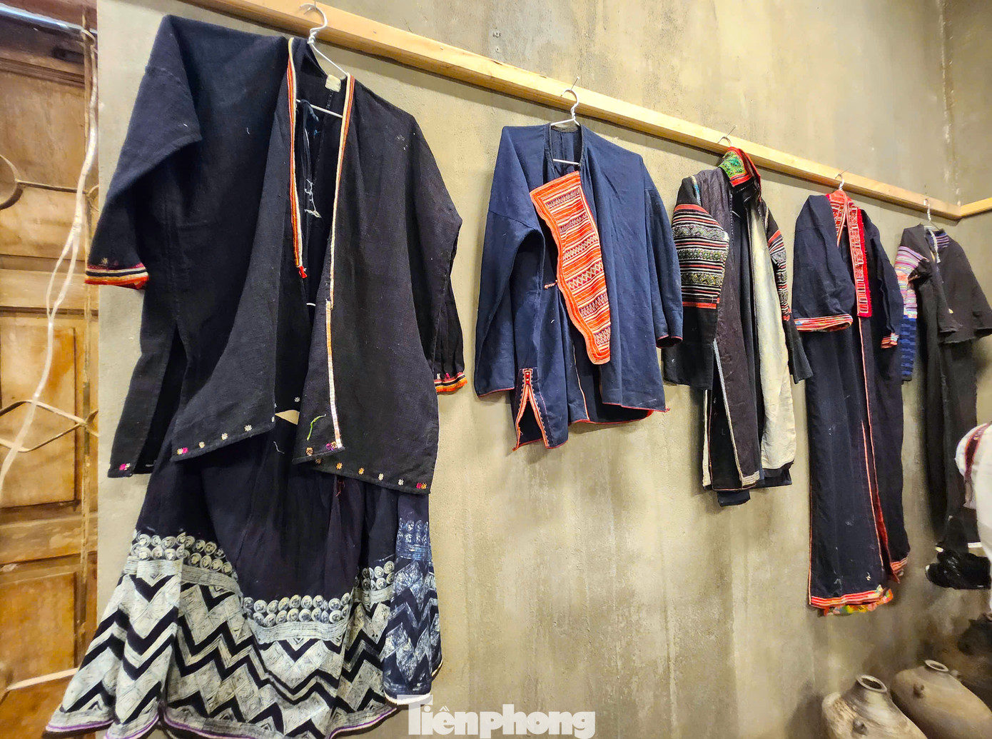 Ngoài bộ đồ cổ này, trong "bảo tàng" của bà Bích còn có nhiều bộ trang phục của các dân tộc khác với niên đại từ 80-100 năm.