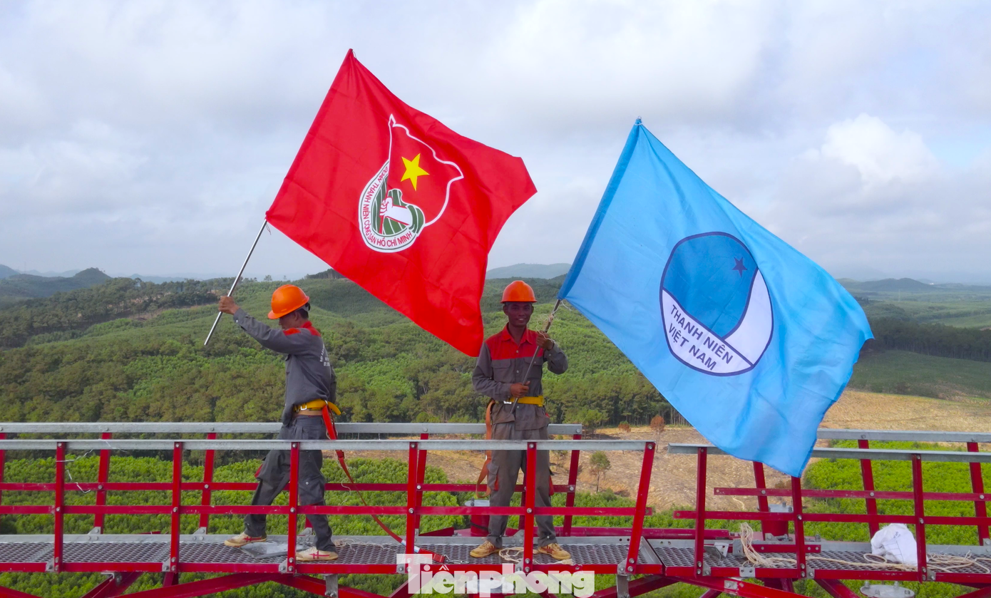 Nhân dịp sự kiện đặc biệt về đích của đợt thi đua cao điểm, 2 lá cờ Đoàn và cờ Hội LHTN Việt Nam đã được gắn lên đỉnh của cột điện DO522-83D.