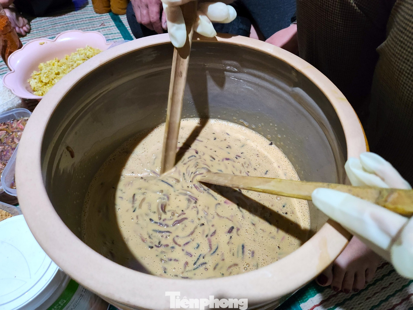 “Vỏ quýt khô, nghệ, hành tăm, gừng thì được giã nhỏ. Sau khi cho rươi vào hũ sành, lượng gia vị sẽ được nêm theo công thức nhất định rồi dùng đũa tre để đánh rươi thật nhuyễn. Điều quan trọng trong muối rươi là không để nước lạnh rơi vào. Nếu một giọt nước rơi vào thì cả hũ rươi sẽ hỏng”, chị Lan chia sẻ.