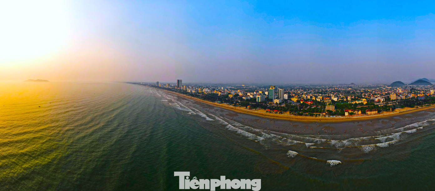 Gần 5h sáng, biển Cửa Lò bắt đầu "thức dậy" bởi ánh nắng mặt trời lấp ló ngoài biển khơi.