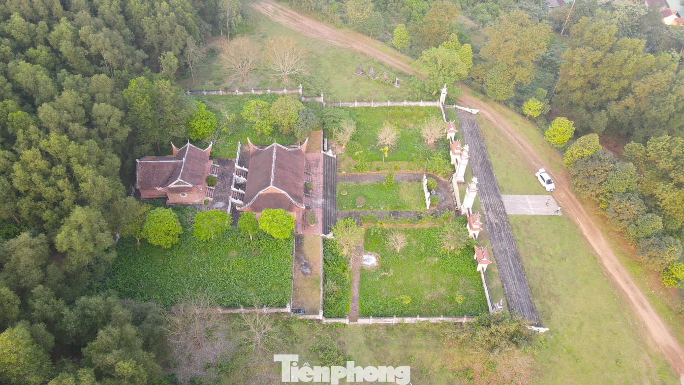 Một ngôi đền dưới chân núi Lam Thành đóng cổng không có người trông coi.