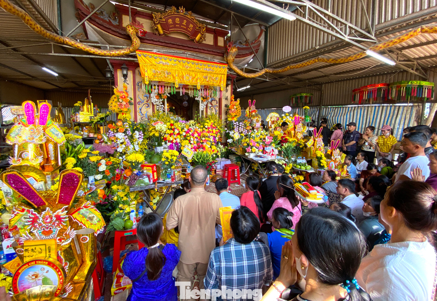 Hàng năm, tại đền có 2 ngày lễ lớn nhất là Lễ hội rước sắc vào ngày 14/3 Âm lịch và Lễ giỗ Ông Hoàng Mười vào ngày 10/10 Âm lịch. Ngoài 2 ngày lễ chính, những ngày đầu tháng, rằm có hàng nghìn du khách thập phương thường xuyên về đền dâng hương cầu khấn.
