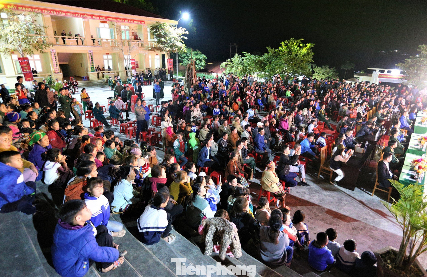 Hàng nghìn người dân đến dự chương trình.
