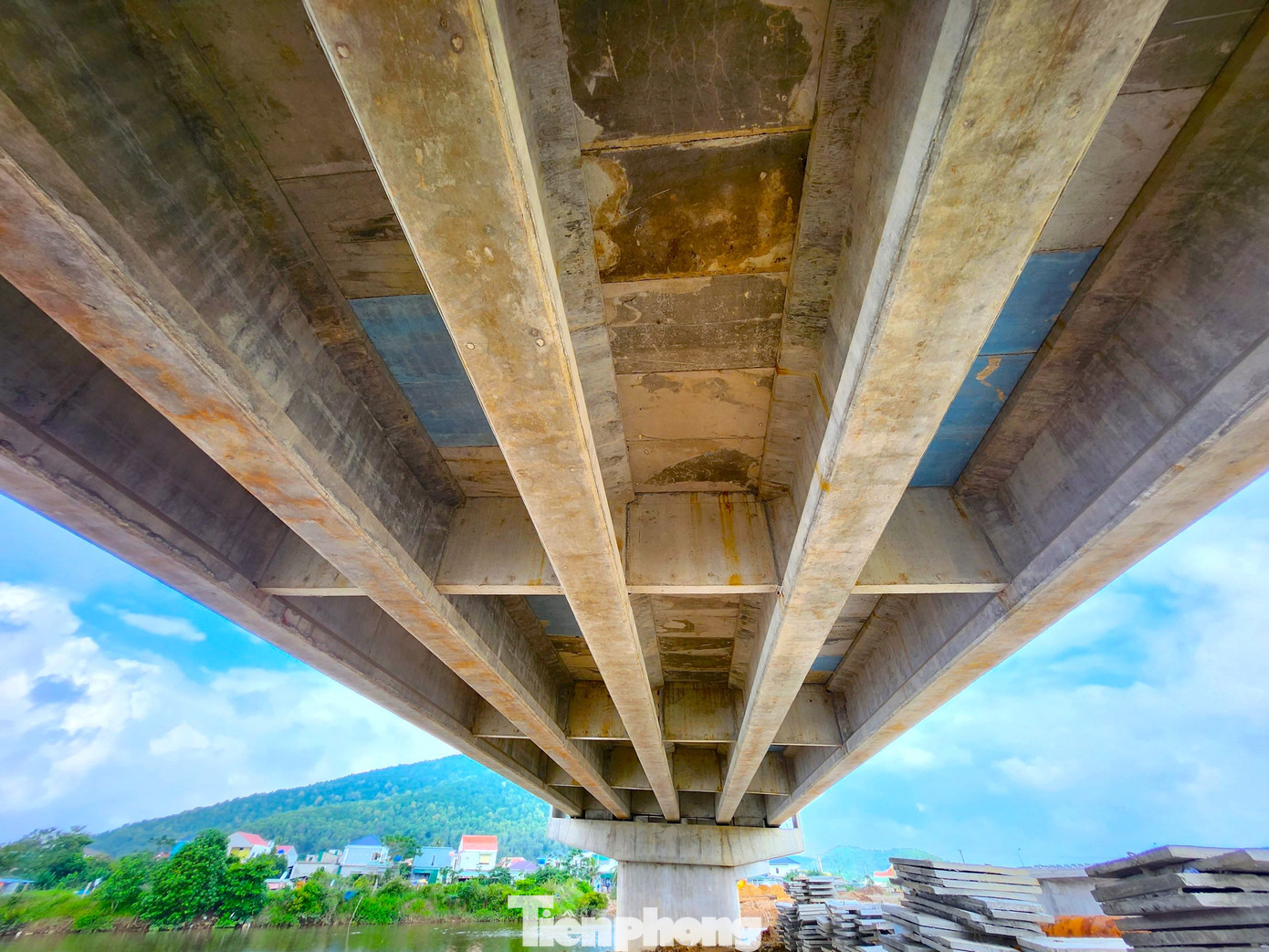 Ngoài ra có 3 cầu nhỏ trên tuyến gồm Cầu Tân Long, Cầu Kênh Nhà Lê, cầu Nghi Tân. Trong ảnh là cầu Nghi Tân thuộc phường Nghi Tân, TX. Cửa Lò, Nghệ An đang được xây dựng.