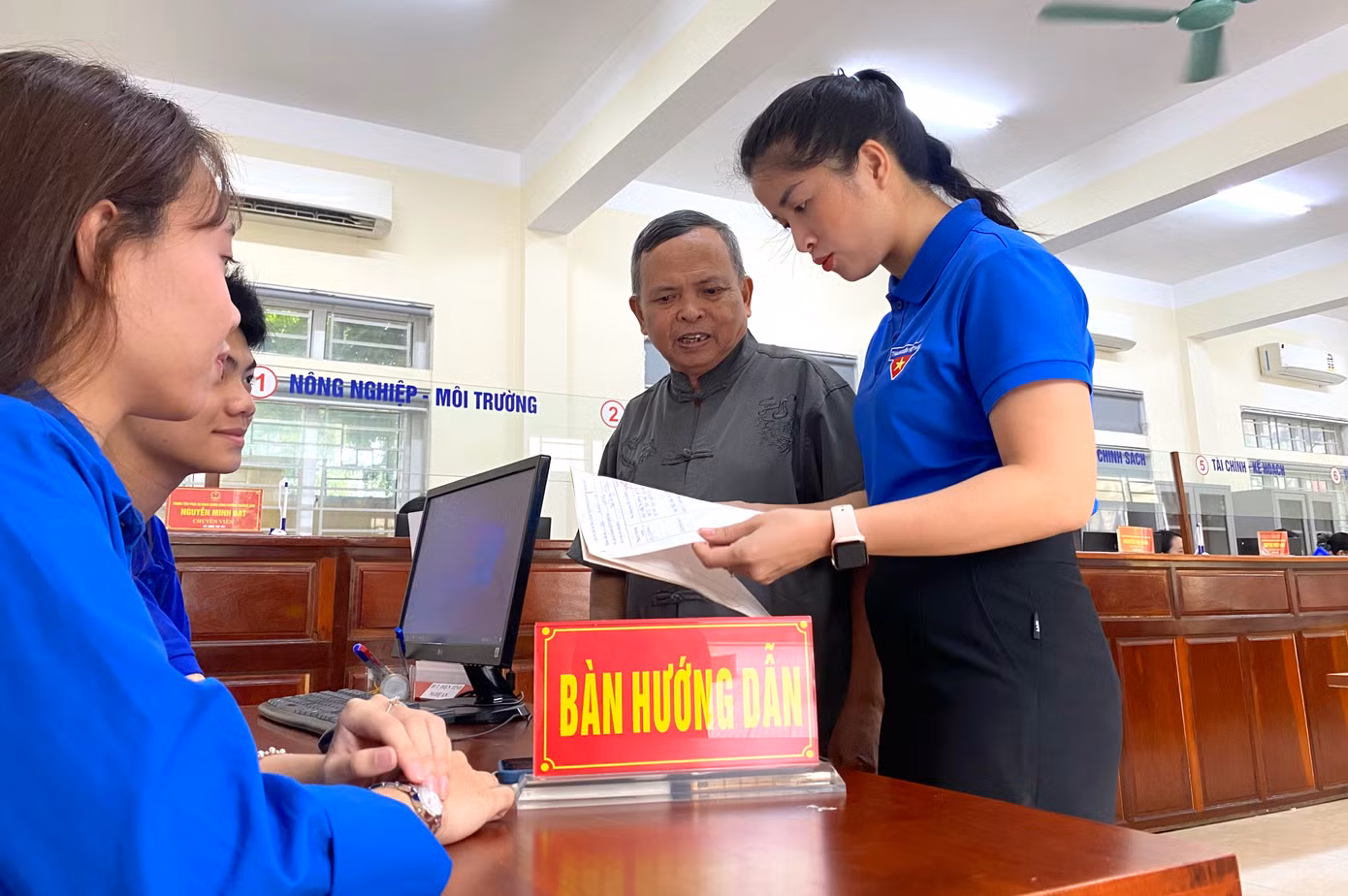 Ngoài hỗ trợ lấy số thứ tự, các đoàn viên thanh niên còn hướng dẫn, giải đáp các thắc mắc cho nhân dân trong việc giải quyết các thủ tục như đăng ký tài khoản định danh điện tử, tài khoản dịch vụ công quốc gia; hỗ trợ nộp hồ sơ trực tuyến, tra cứu thủ tục, sử dụng Cổng dịch vụ công và phần mềm hành chính...