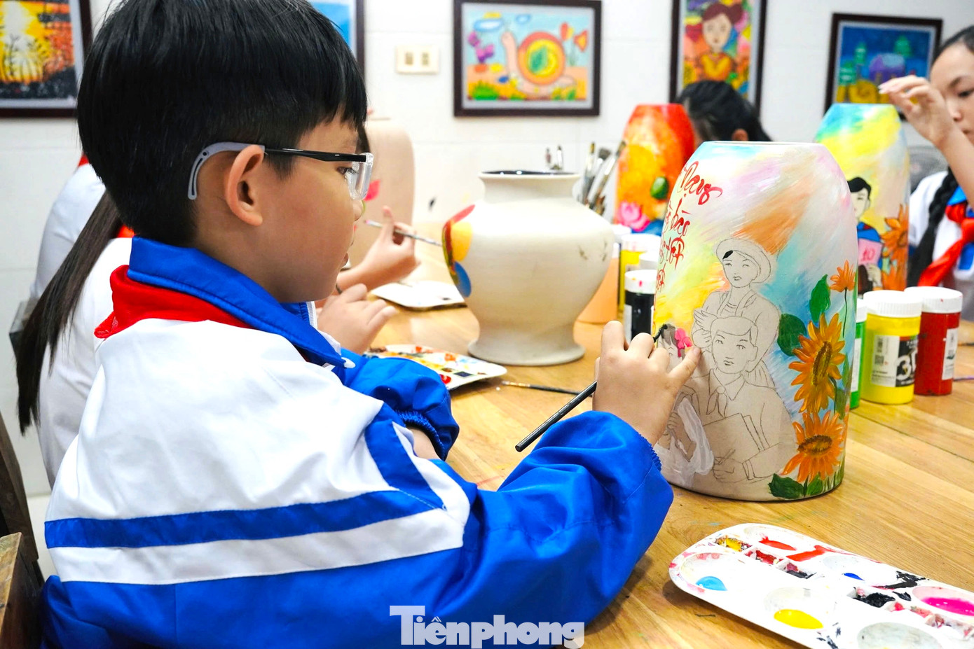 Các đại biểu Cháu ngoan Bác Hồ vẽ bình gốm tặng đại biểu khách mời tham dự Đại hội Cháu ngoan Bác Hồ cấp tỉnh lần thứ XIII năm 2025. Các đại biểu Cháu ngoan Bác Hồ vẽ bình gốm tặng đại biểu khách mời tham dự Đại hội Cháu ngoan Bác Hồ cấp tỉnh lần thứ XIII năm 2025.