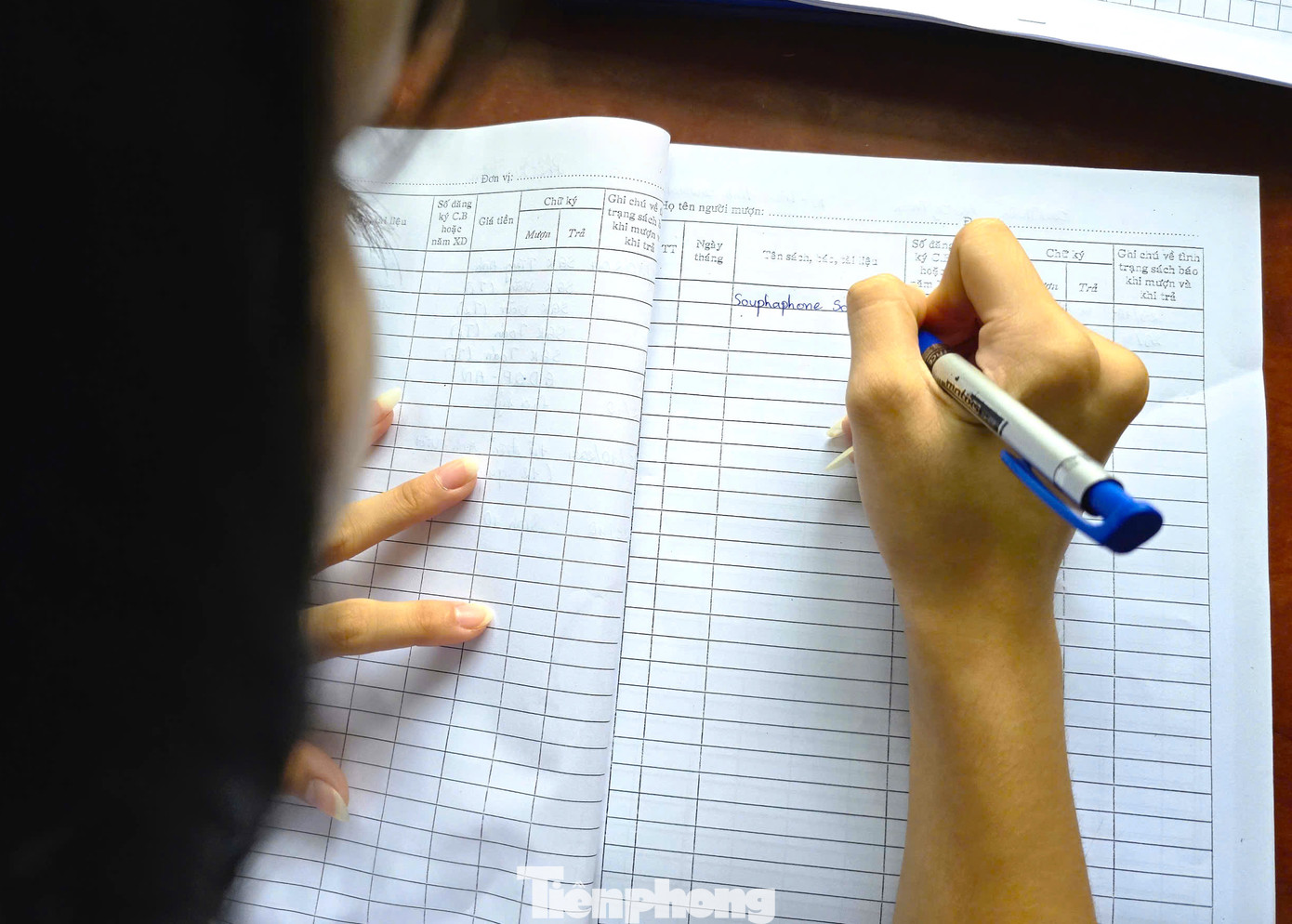 Em SouKThiDa KeoSyNuan (học sinh lớp K1 Lào) cho hay, việc học tiếng Việt rất khó. Tuy nhiên được các thầy cô giáo ở Việt Nam tận tình chỉ bảo nên em đã có thể viết và giao tiếp được bằng tiếng Việt. “Ngoài học ở lớp, các bạn học sinh người Việt Nam rất hòa đồng, chúng em được giao lưu nhiều nên cũng học hỏi thêm được nhiều điều và nhiều kiến thức”, SouKThiDa KeoSyNuan nói. Em SouKThiDa KeoSyNuan (học sinh lớp K1 Lào) cho hay, việc học tiếng Việt rất khó. Tuy nhiên được các thầy cô giáo ở Việt Nam tận tình chỉ bảo nên em đã có thể viết và giao tiếp được bằng tiếng Việt. “Ngoài học ở lớp, các bạn học sinh người Việt Nam rất hòa đồng, chúng em được giao lưu nhiều nên cũng học hỏi thêm được nhiều điều và nhiều kiến thức”, SouKThiDa KeoSyNuan nói.