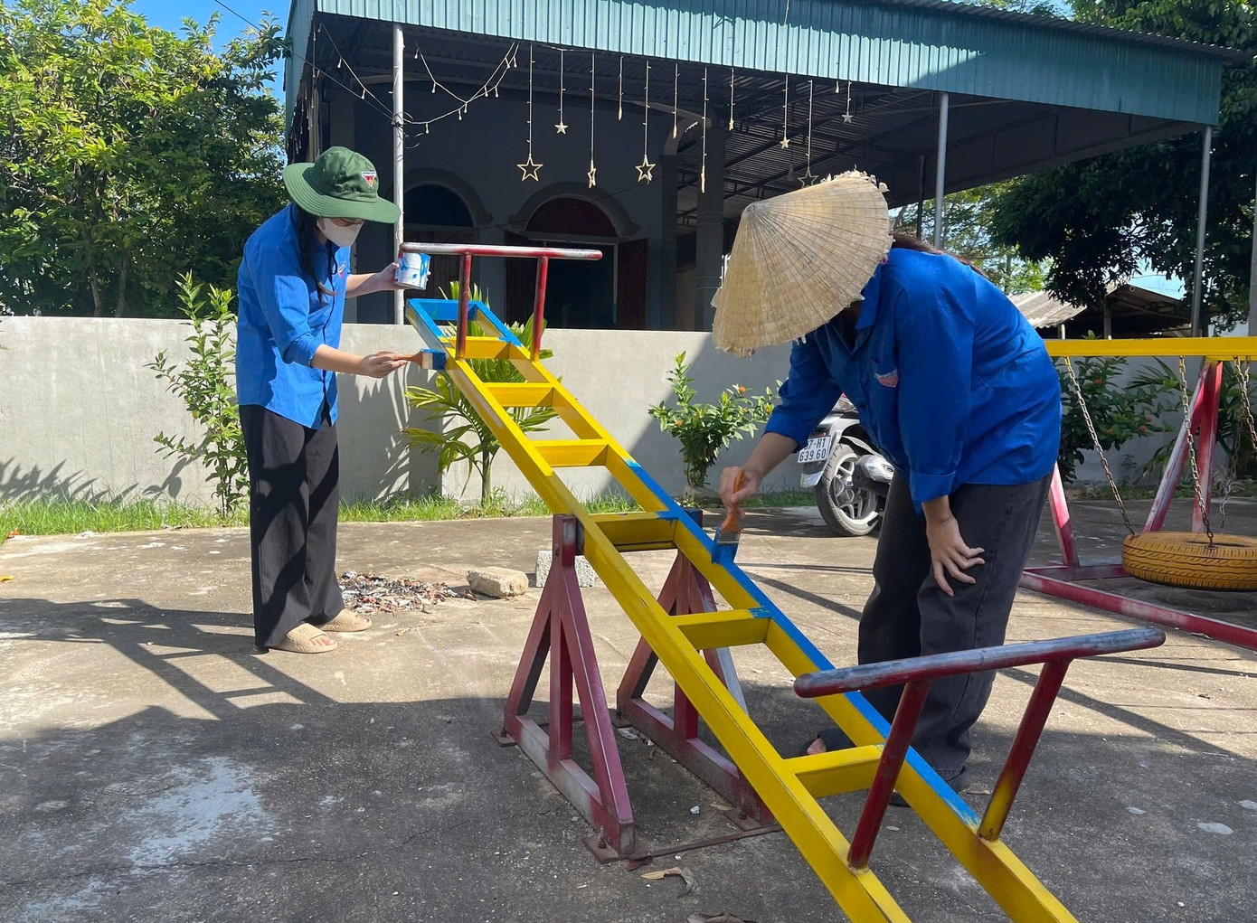 Công tác dọn dẹp vệ sinh khuôn viên trường học trên địa bàn tỉnh Nghệ An đang được khẩn trường thực hiện, đảm bảo điều kiện tốt nhất để đón các em học sinh trở lại trường năm học mới. Công tác dọn dẹp vệ sinh khuôn viên trường học trên địa bàn tỉnh Nghệ An đang được khẩn trường thực hiện, đảm bảo điều kiện tốt nhất để đón các em học sinh trở lại trường năm học mới.