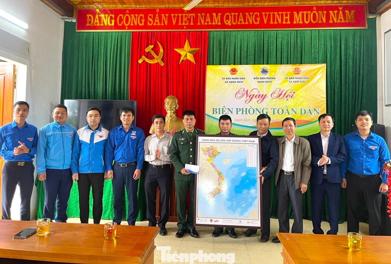 Ban tổ chức đến thăm và trao tặng quà cho Đồn Biên phòng Hạnh Dịch (xã Hạnh Dịch, huyện Quế Phong).