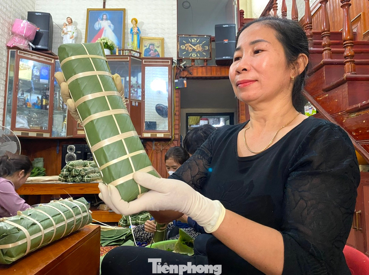 Bánh chưng Vĩnh Hòa nổi tiếng bởi chất lượng, vị thơm ngon và độ dẻo khác biệt so với bánh được sản xuất ở nơi khác. Để làm nên được hương vị riêng là nhờ vào các nguyên liệu làm bánh được người dân tuyển chọn kỹ lưỡng từ lá gói cho đến nếp, đậu xanh, thịt…