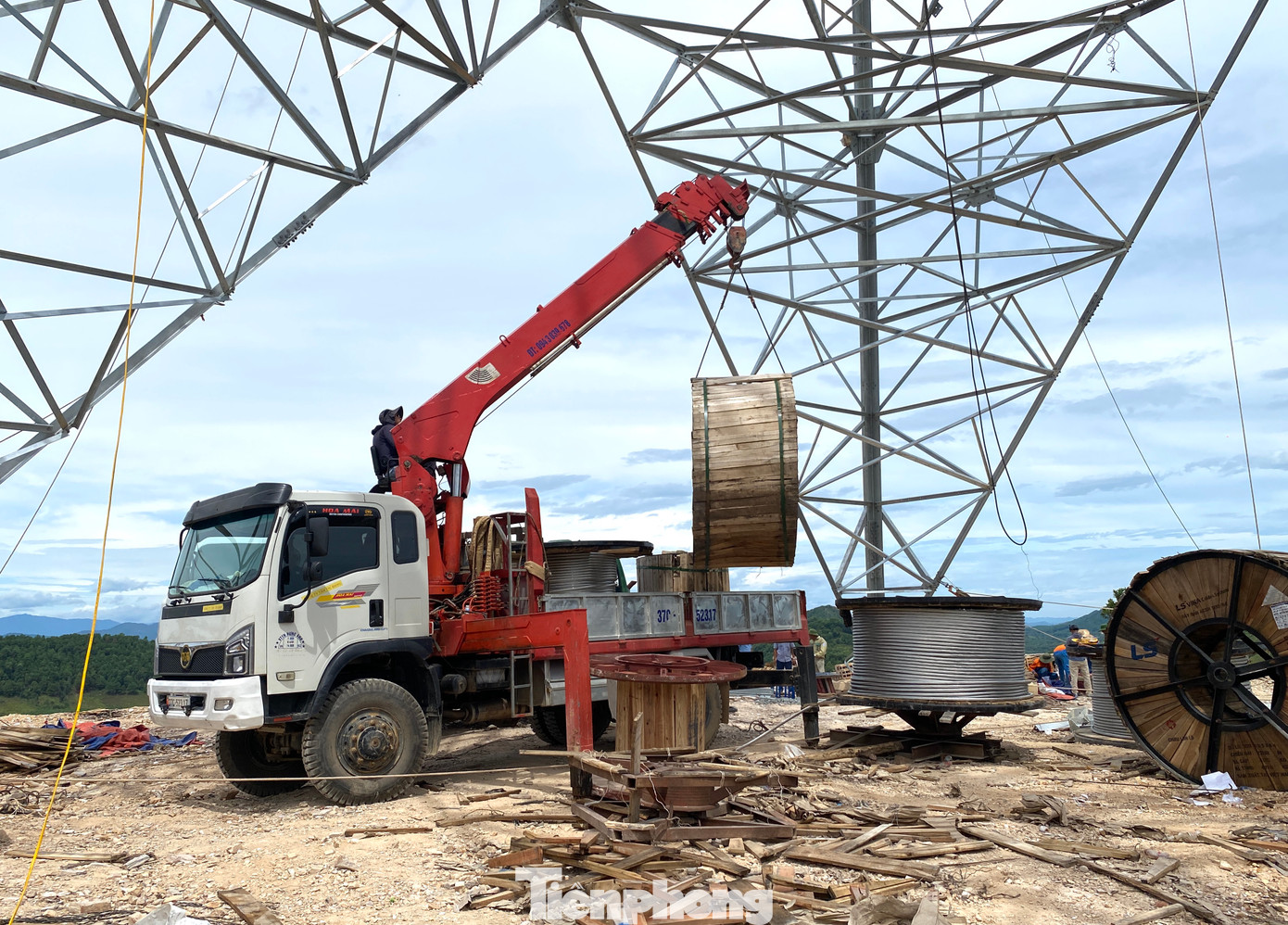Những cuộn cáp điện liên tục được chở đến các chân cột điện để phục vụ việc kéo dây. Những cuộn cáp điện liên tục được chở đến các chân cột điện để phục vụ việc kéo dây.