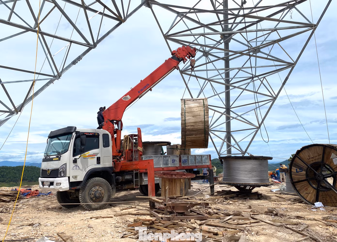 Những cuộn cáp điện liên tục được chở đến các chân cột điện để phục vụ việc kéo dây.