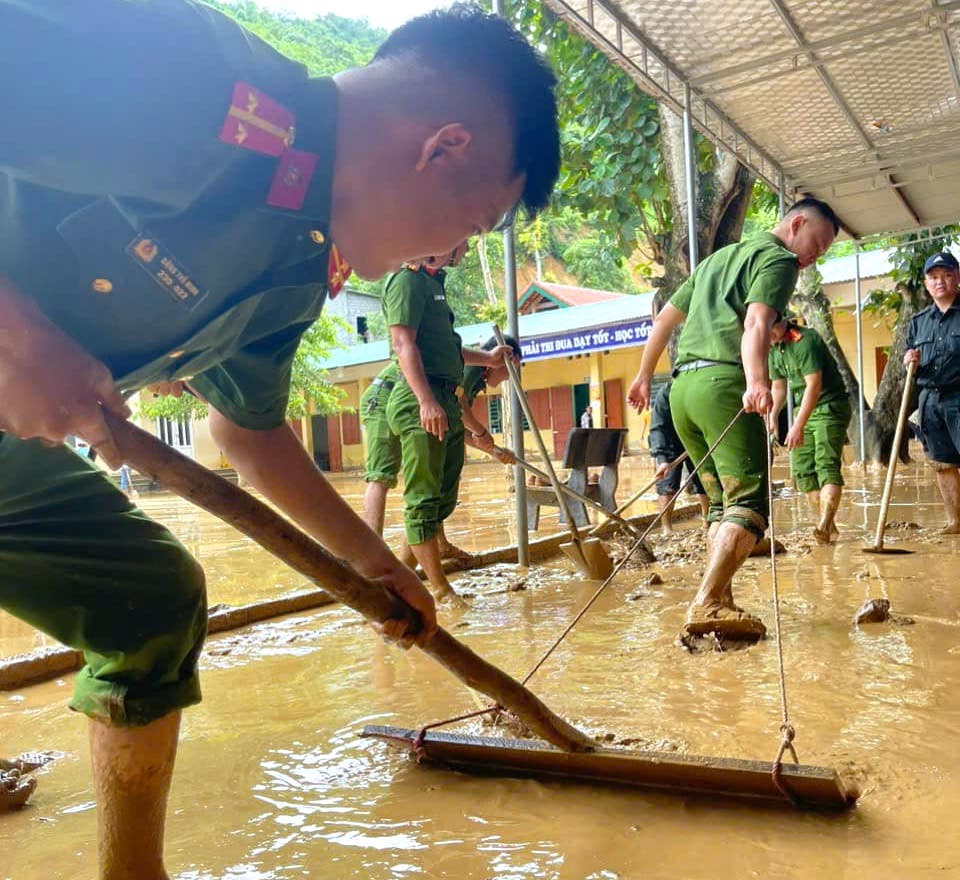 “Lũ rút để lại lớp bùn đất dày đặc. Hầu hết sách vở, đồ dùng học tập của giáo viên và các em học sinh bị hư hỏng hết. May mắn khu nhà bán trú của học sinh nằm trên cao nên không bị ảnh hưởng bởi trận lũ ống đêm qua", thầy Nguyễn Văn Thanh - Hiệu trưởng Trường Phổ thông dân tộc bán trú tiểu học Lượng Minh nói.