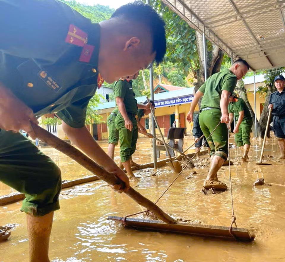 “Lũ rút để lại lớp bùn đất dày đặc. Hầu hết sách vở, đồ dùng học tập của giáo viên và các em học sinh bị hư hỏng hết. May mắn khu nhà bán trú của học sinh nằm trên cao nên không bị ảnh hưởng bởi trận lũ ống đêm qua", thầy Nguyễn Văn Thanh - Hiệu trưởng Trường Phổ thông dân tộc bán trú tiểu học Lượng Minh nói.