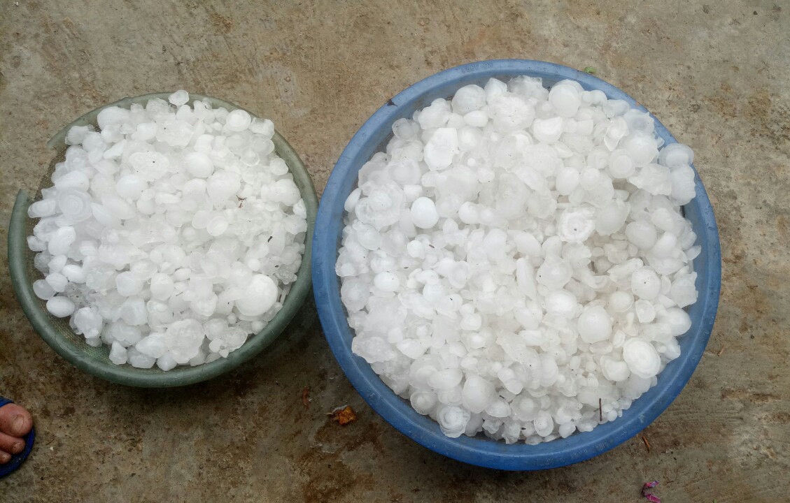 Những chậu đá lớn được các em nhặt sau trận mưa. Những chậu đá lớn được các em nhặt sau trận mưa.