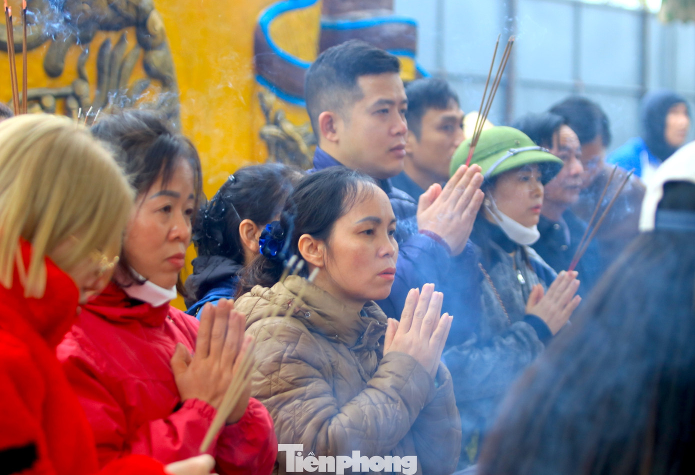 "Đền Ông Hoàng Mười nổi tiếng linh thiêng, cầu gì được nấy. Hôm nay ngày vía Thần Tài nên tôi mua mâm lễ đến thắp hương lên đền cầu mong được sức khỏe, tài lộc, công việc thuận lợi, gặp nhiều may mắn hơn trong năm mới", chị Trần Thị Huyền (trú huyện Nghi Lộc, Nghệ An) nói. "Đền Ông Hoàng Mười nổi tiếng linh thiêng, cầu gì được nấy. Hôm nay ngày vía Thần Tài nên tôi mua mâm lễ đến thắp hương lên đền cầu mong được sức khỏe, tài lộc, công việc thuận lợi, gặp nhiều may mắn hơn trong năm mới", chị Trần Thị Huyền (trú huyện Nghi Lộc, Nghệ An) nói.