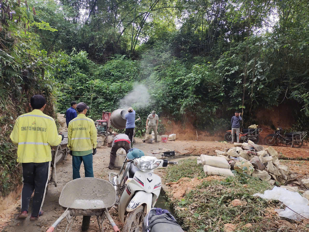 Các công trình công cộng của cộng đồng sống gần rừng được hỗ trợ xây dựng, góp phần hoàn thành mục tiêu xây dựng nông thôn mới, đẩy mạnh sự phát triển của các mô hình du lịch cộng đồng. Các công trình công cộng của cộng đồng sống gần rừng được hỗ trợ xây dựng, góp phần hoàn thành mục tiêu xây dựng nông thôn mới, đẩy mạnh sự phát triển của các mô hình du lịch cộng đồng.