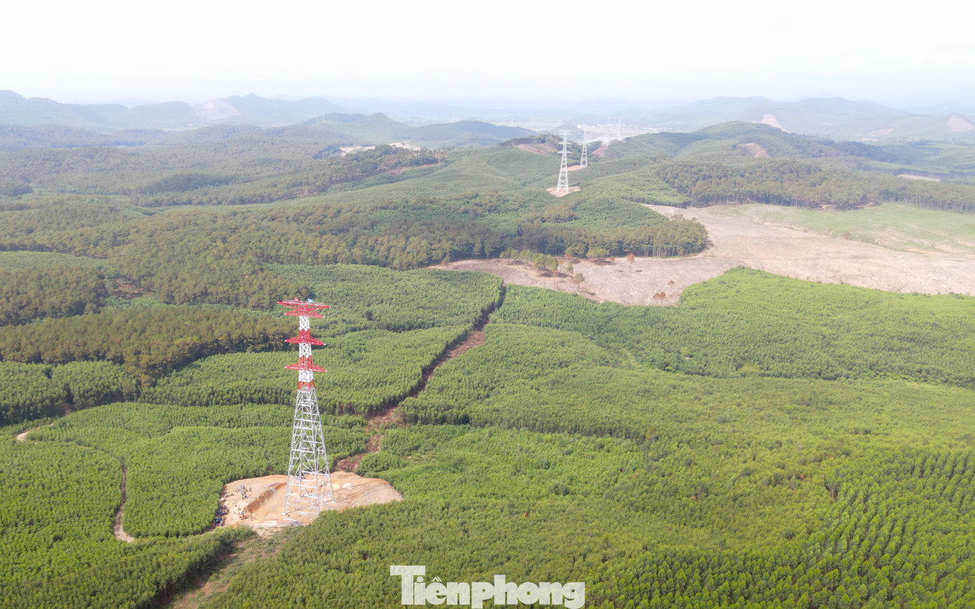 Hiện cây cột đã được dựng xong. Đơn vị thi công đang triển khai lắp đặt những thiết bị cuối cùng để tiến hành kéo dây.