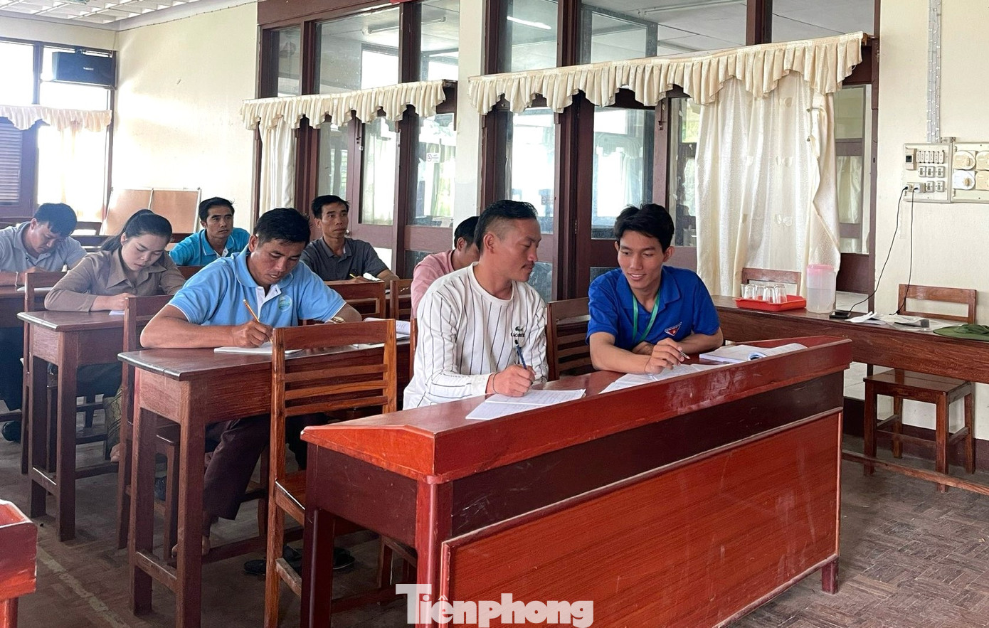 Các "giáo viên áo xanh" tận tình hướng dẫn từng "học viên" để tiếp thu được nhiều kiến thức nhất. Các "giáo viên áo xanh" tận tình hướng dẫn từng "học viên" để tiếp thu được nhiều kiến thức nhất.