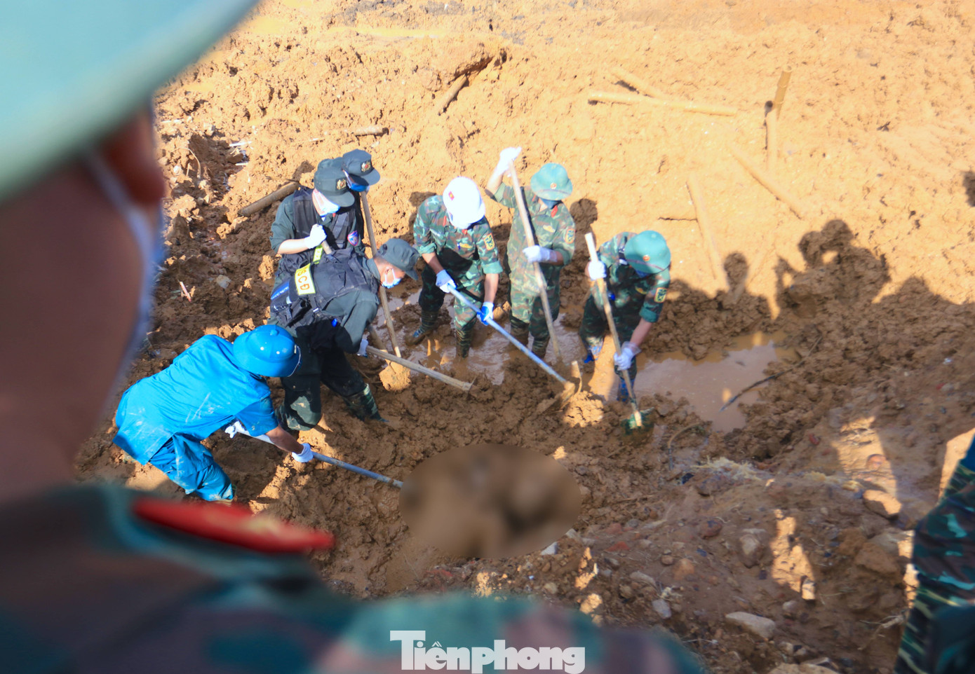 Chiều 13/9, sau 5 ngày cật lực tìm kiếm, lực lượng chức năng đã phát hiện 2 thi thể cuối cùng ở xóm Lũng Lỳ. 2 thi thể được tìm thấy trong tư thế đang ôm nhau bị vùi sâu dưới lớp đất đá. Giây phút tìm thấy thi thể các nạn nhân, người thân, người dân địa phương òa lên gào khóc.