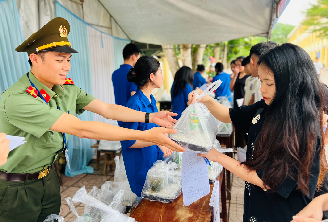Trước đó vào ngày 27/6, các đoàn viên thanh niên huyện Quế Phong cũng đã nấu và trao tặng hơn 270 suất cơm miễn phí đến người nhà và thí sinh tham dự kỳ thi tốt nghiệp THPT 2024. Trước đó vào ngày 27/6, các đoàn viên thanh niên huyện Quế Phong cũng đã nấu và trao tặng hơn 270 suất cơm miễn phí đến người nhà và thí sinh tham dự kỳ thi tốt nghiệp THPT 2024.