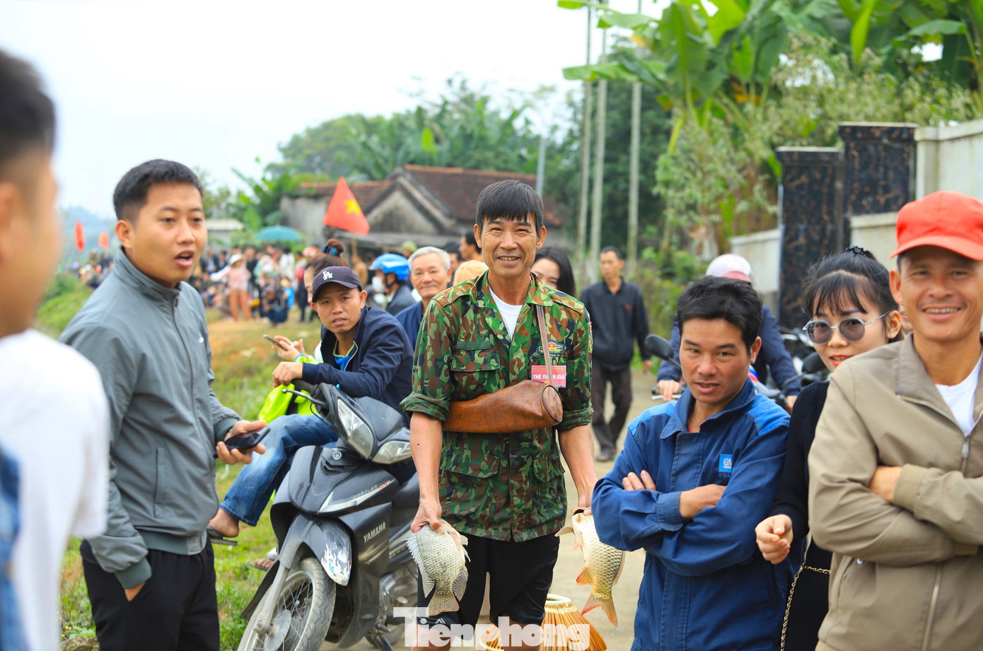 Tuy lần đầu tổ chức nhưng lễ hội Nơm Cá Ao Sen đã thu hút được hàng nghìn người tham gia, cổ vũ, tạo không khí vui tươi dịp Tết đến xuân về.