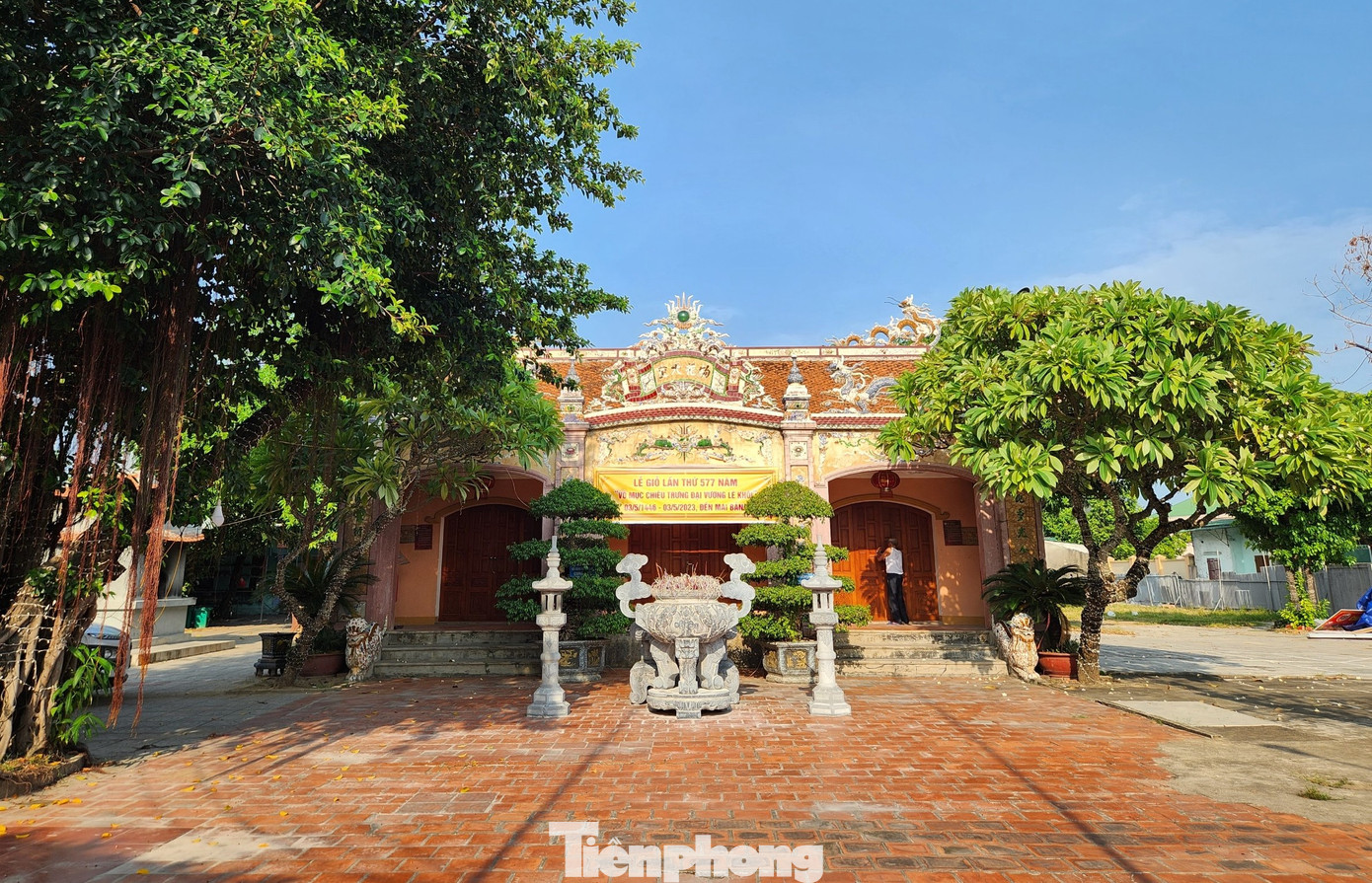 Đến thời Nguyễn, đền Mai Bảng được tôn tạo với quy mô to lớn, gồm có thượng điện, trung điện và hạ điện, bố cục mặt bằng kiểu chữ tam. Đền có diện tích đất đền rộng khoảng 2.500m2. Đến thời Nguyễn, đền Mai Bảng được tôn tạo với quy mô to lớn, gồm có thượng điện, trung điện và hạ điện, bố cục mặt bằng kiểu chữ tam. Đền có diện tích đất đền rộng khoảng 2.500m2.