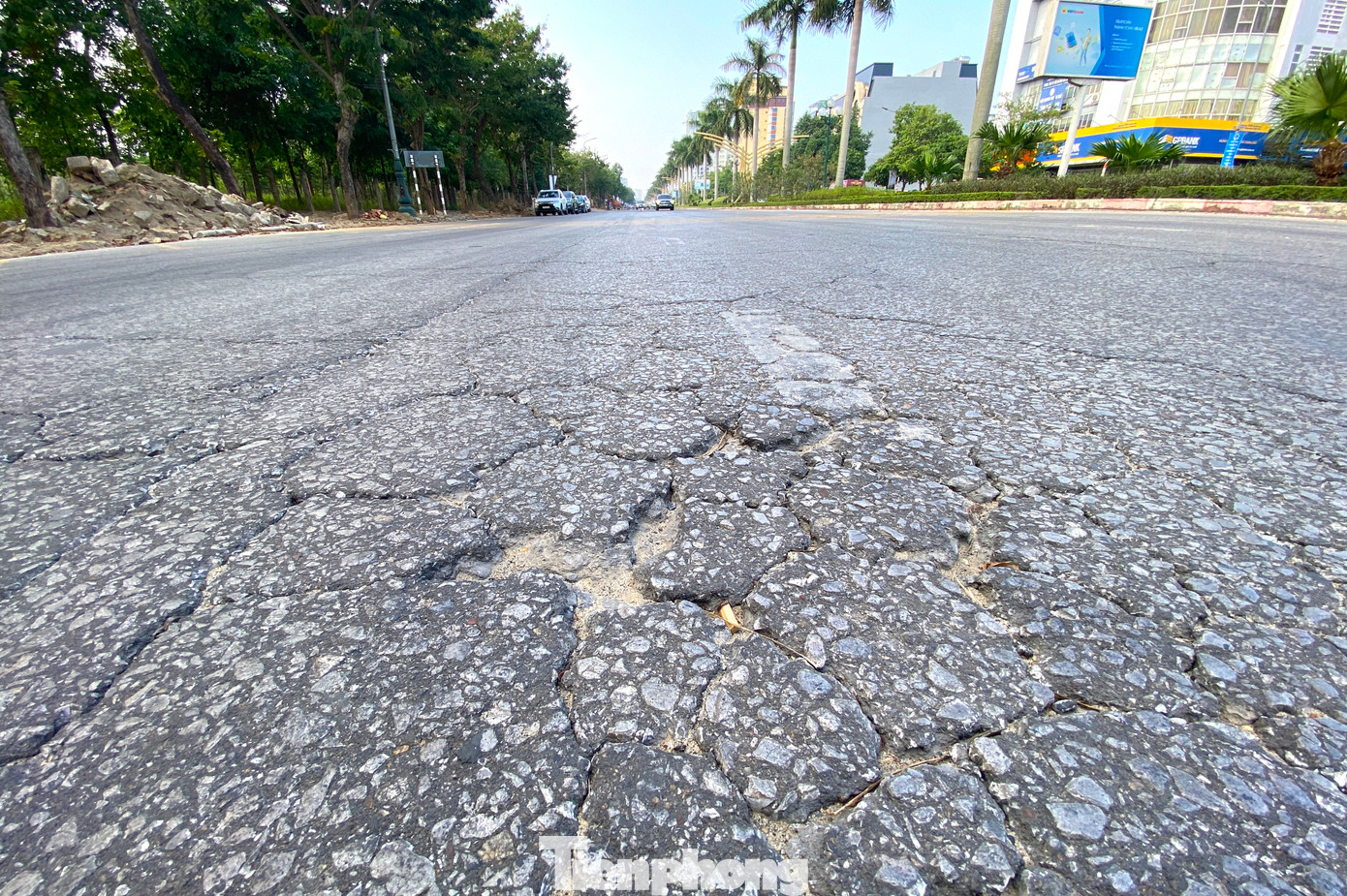 Nhiều đoạn mặt đường đã bị nứt nẻ, xuống cấp nhưng vẫn chưa được thi công.