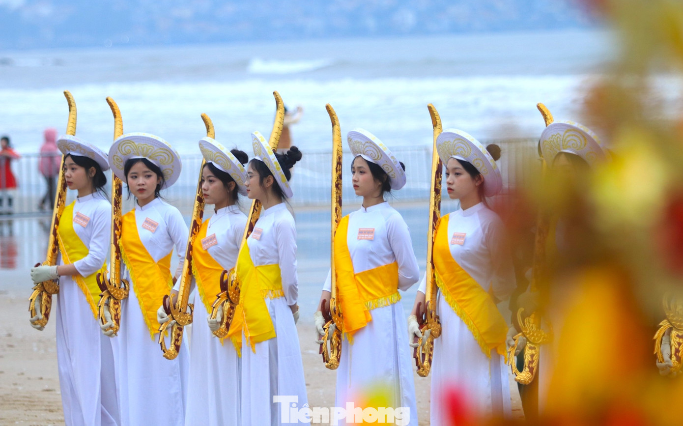 23 cô gái đứng trang nghiêm, uy linh để thực hiện các nghi lễ. 23 cô gái đứng trang nghiêm, uy linh để thực hiện các nghi lễ.