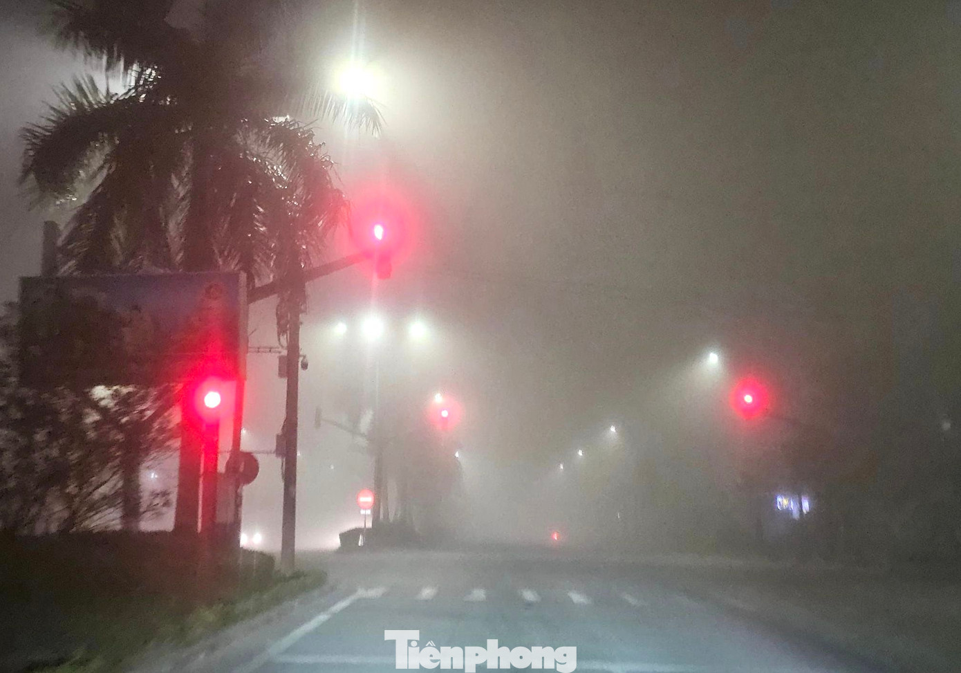 Sương mù dày đặc 2 ngày qua đã ảnh hưởng đến việc cất hạ cánh ở sân bay Vinh cũng như giao thông trên địa bàn.