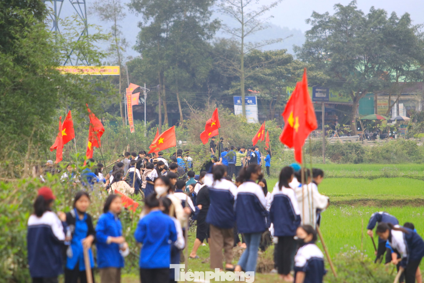 Sau nghi lễ trao cờ khởi động Tháng Thanh niên năm 2024, các đại biểu, đoàn viên thanh niên tham gia hưởng ứng Lễ khởi động với các công trình, phần việc ý nghĩa như nạo vét kênh mương nội đồng; vệ sinh, dọn dẹp nhà cho gia đình chính sách, trao tặng sân chơi thể thao cho Tổng đội Thanh niên xung phong 5; tập huấn, chuyển giao khoa học kỹ thuật trồng trọt. Sau nghi lễ trao cờ khởi động Tháng Thanh niên năm 2024, các đại biểu, đoàn viên thanh niên tham gia hưởng ứng Lễ khởi động với các công trình, phần việc ý nghĩa như nạo vét kênh mương nội đồng; vệ sinh, dọn dẹp nhà cho gia đình chính sách, trao tặng sân chơi thể thao cho Tổng đội Thanh niên xung phong 5; tập huấn, chuyển giao khoa học kỹ thuật trồng trọt.