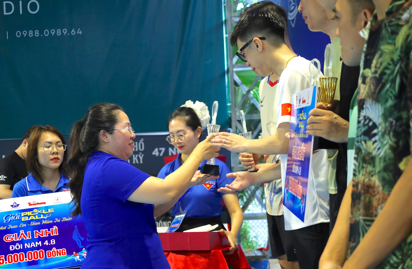 Ban tổ chức trao cup cho các cặp đôi xuất sắc đạt giải sau 2 ngày thi đấu sôi nổi. Ban tổ chức trao cup cho các cặp đôi xuất sắc đạt giải sau 2 ngày thi đấu sôi nổi.