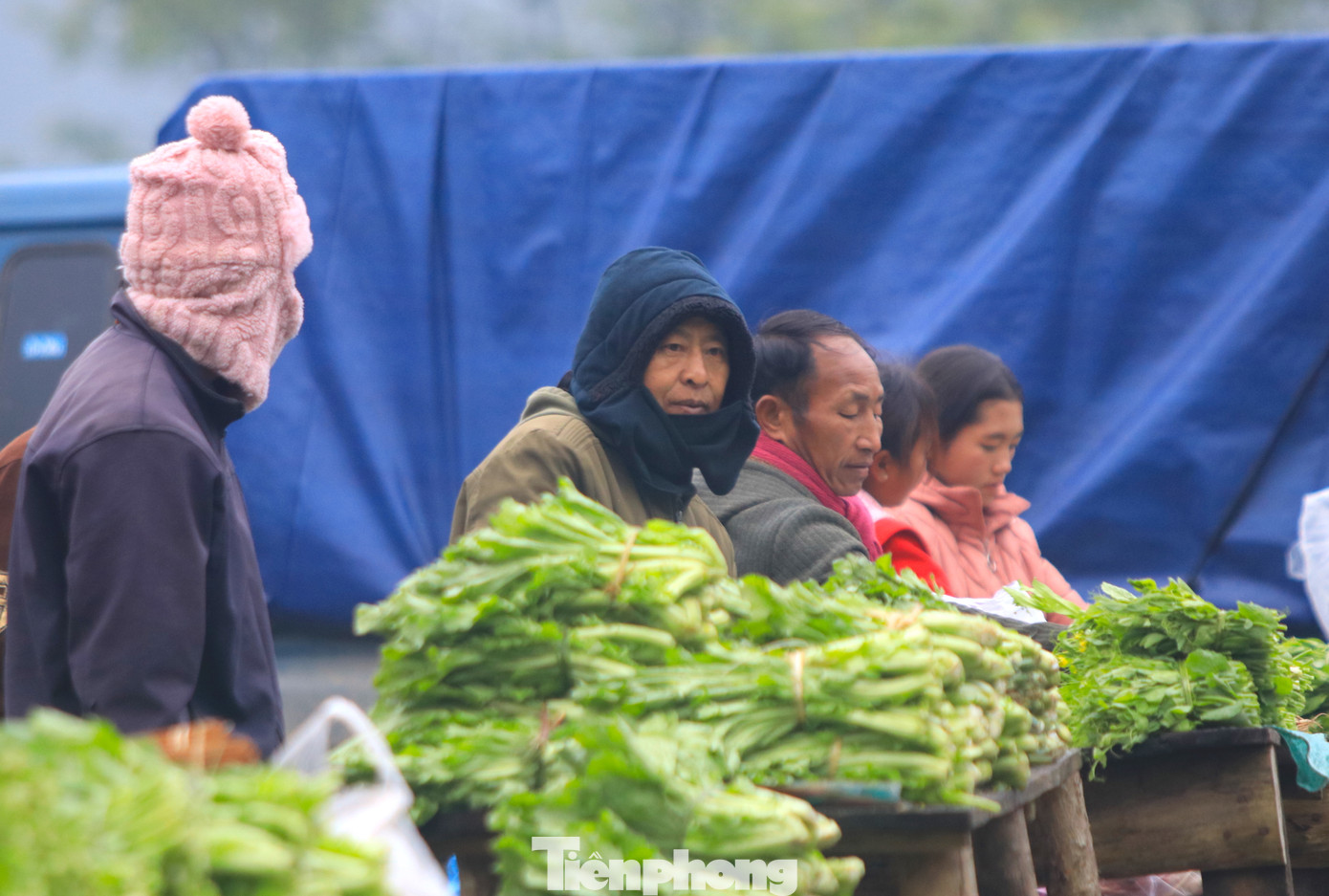 Tại chợ bày bán các sản vật do chính người dân bản địa làm ra từ bó rau, củ quả đến đồ dùng, thủ công. Trong đó nhiều nhất là gian hàng bán rau cải mèo được người dân trồng trên những ngọn núi cao. Tại chợ bày bán các sản vật do chính người dân bản địa làm ra từ bó rau, củ quả đến đồ dùng, thủ công. Trong đó nhiều nhất là gian hàng bán rau cải mèo được người dân trồng trên những ngọn núi cao.