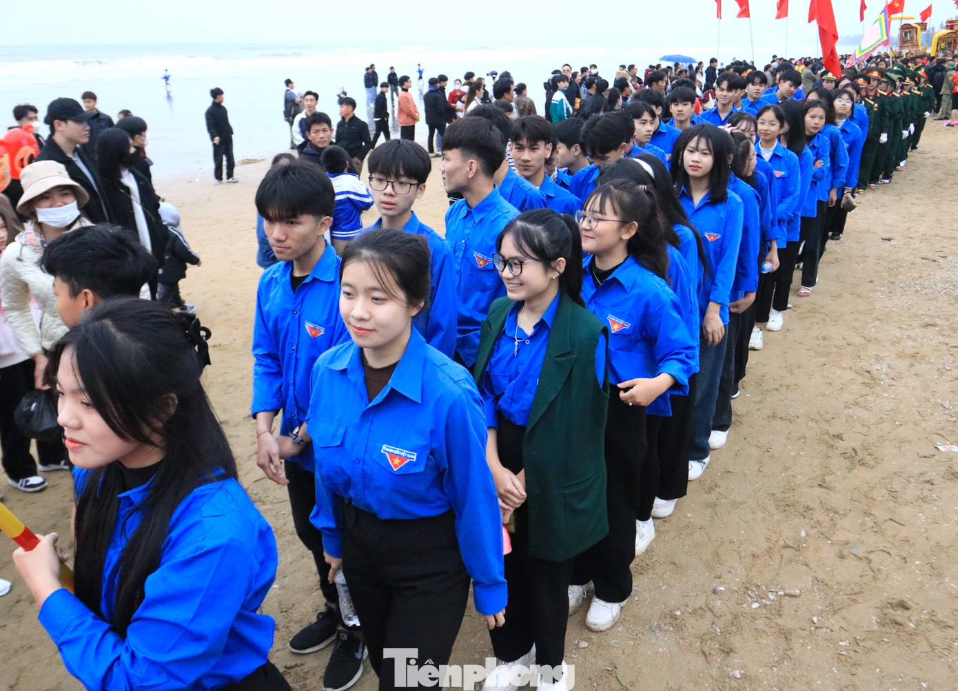 Ngoài Đội Nữ quan, tham gia đoàn rước còn có các đoàn là các tổ chức chính trị xã hội, đoàn viên thanh niên thị xã Hoàng Mai tham gia. Ngoài Đội Nữ quan, tham gia đoàn rước còn có các đoàn là các tổ chức chính trị xã hội, đoàn viên thanh niên thị xã Hoàng Mai tham gia.