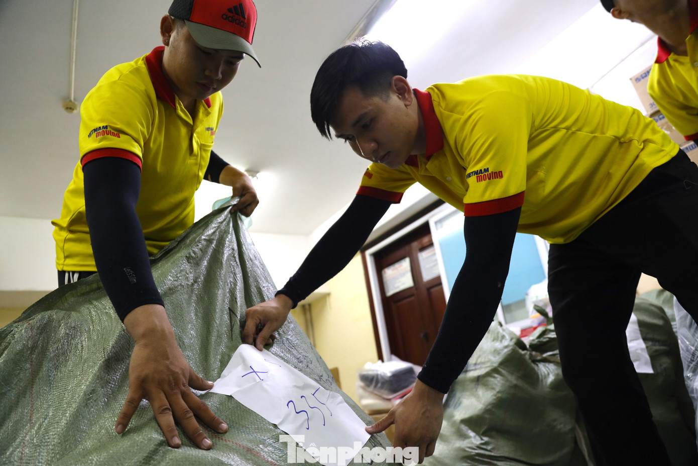 Trang phục được đóng gói trong từng bao tải có ghi chú đầy đủ thông tin để tránh nhầm lẫn.