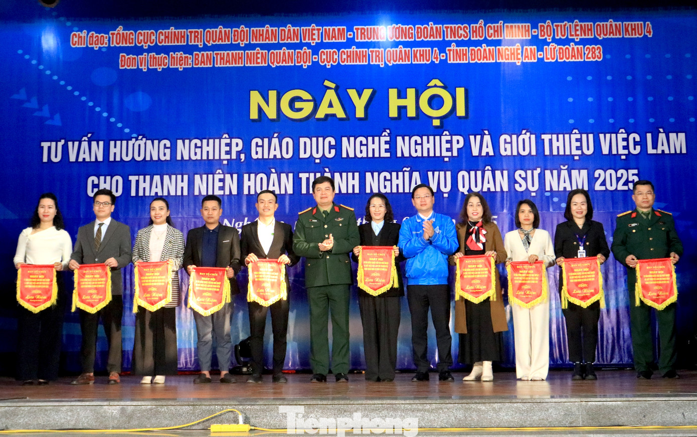 Ban tổ chức trao cờ lưu niệm cho các trường cao đẳng, trung cấp nghề, các doanh nghiệp, đơn vị đã đồng hành cùng ngày hội. Ban tổ chức trao cờ lưu niệm cho các trường cao đẳng, trung cấp nghề, các doanh nghiệp, đơn vị đã đồng hành cùng ngày hội.