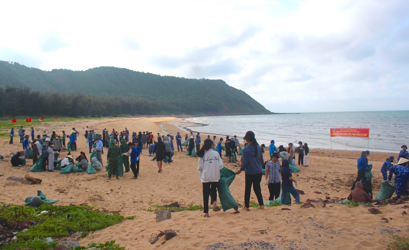 Một đoạn bờ biển dài đi qua xóm Hải Thịnh (xã Nghi Thiết) được các lực lượng làm sạch đẹp, góp phần bảo vệ môi trường. Một đoạn bờ biển dài đi qua xóm Hải Thịnh (xã Nghi Thiết) được các lực lượng làm sạch đẹp, góp phần bảo vệ môi trường.