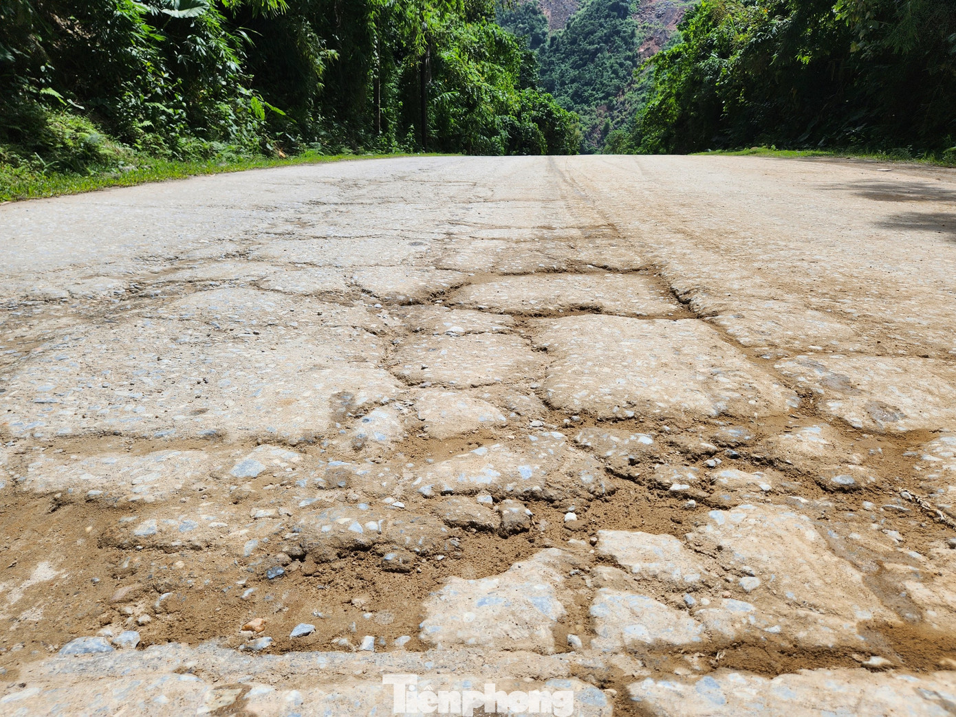 Sau hơn 40 năm sử dụng nhưng không được đầu tư nâng cấp, trong khi lưu lượng xe trọng tải lớn chạy nhiều đã khiến tỉnh lộ 532 xuống cấp trầm trọng. Cả tuyến đường dài 28km nhưng chỉ khoảng 1/6 con đường lành lặn, còn lại chằng chịt "ổ voi", "ổ gà".