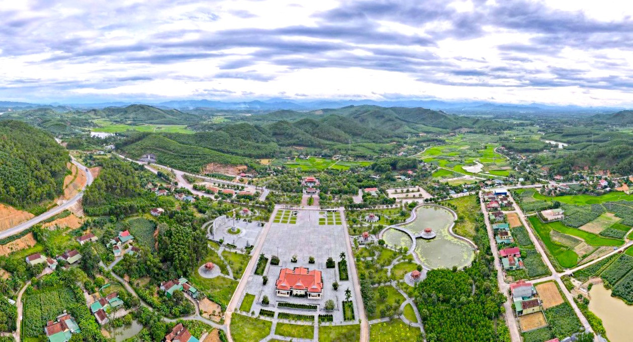 Khu Di tích lịch sử Quốc gia Truông Bồn nằm trên quốc lộ 15A, thuộc xã Mỹ Sơn (huyện Đô Lương, tỉnh Nghệ An). Thời điểm đó, Truông Bồn được xem là tuyến đường độc đạo chiến lược, nối liền mạch máu giao thông để miền Bắc chi viện cho miền Nam ruột thịt. Từ năm 1964-1968, địch đã trút xuống mảnh đất này 18.936 quả bom các loại và hàng chục ngàn quả tên lửa, tàn phá 211 thôn, làng dọc tuyến đường. Trong cuộc chiến sinh tử này, 1.240 cán bộ, chiến sĩ đã kiên cường chiến đấu và anh dũng hy sinh để giữ vững huyết mạch giao thông. Khu Di tích lịch sử Quốc gia Truông Bồn nằm trên quốc lộ 15A, thuộc xã Mỹ Sơn (huyện Đô Lương, tỉnh Nghệ An). Thời điểm đó, Truông Bồn được xem là tuyến đường độc đạo chiến lược, nối liền mạch máu giao thông để miền Bắc chi viện cho miền Nam ruột thịt. Từ năm 1964-1968, địch đã trút xuống mảnh đất này 18.936 quả bom các loại và hàng chục ngàn quả tên lửa, tàn phá 211 thôn, làng dọc tuyến đường. Trong cuộc chiến sinh tử này, 1.240 cán bộ, chiến sĩ đã kiên cường chiến đấu và anh dũng hy sinh để giữ vững huyết mạch giao thông.