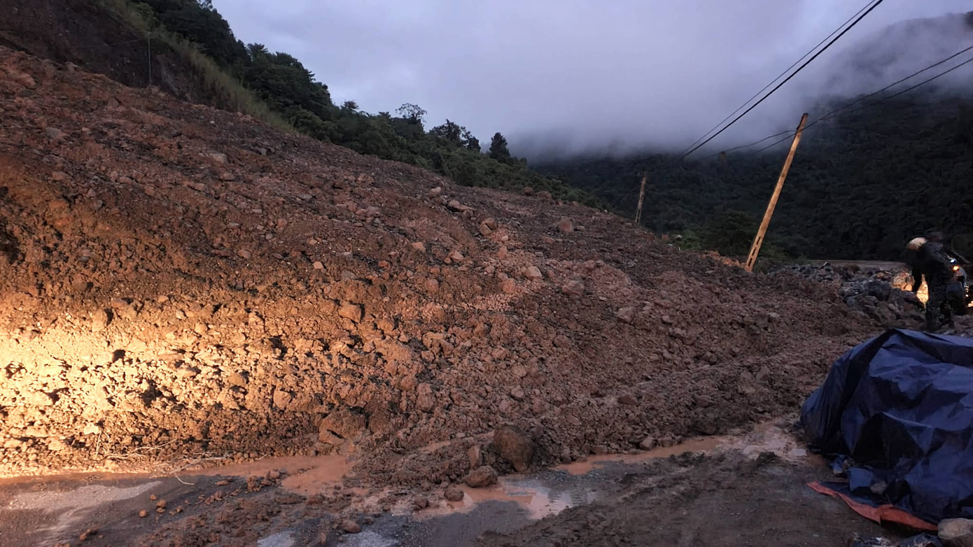Đêm 30/9, lượng lớn đất đá từ trên núi khu vực bản Lăn (xã Chiêu Lưu, huyện Kỳ Sơn, Nghệ An) sạt lở xuống chắn toàn bộ quốc lộ 7 khiến giao thông bị ách tắc nghiêm trọng. Theo thống kê sơ bộ, từ khu vực Khe Kiền (xã Lưu Kiền, huyện Tương Dương) đến xã Chiêu Lưu (Kỳ Sơn) có 3 điểm sạt lở quốc lộ 7 gây ách tắc giao thông. Sau khi sự việc xảy ra, cơ quan chức năng đã huy động lực lượng san gạt đất đá để giao thông thông suốt trở lại.