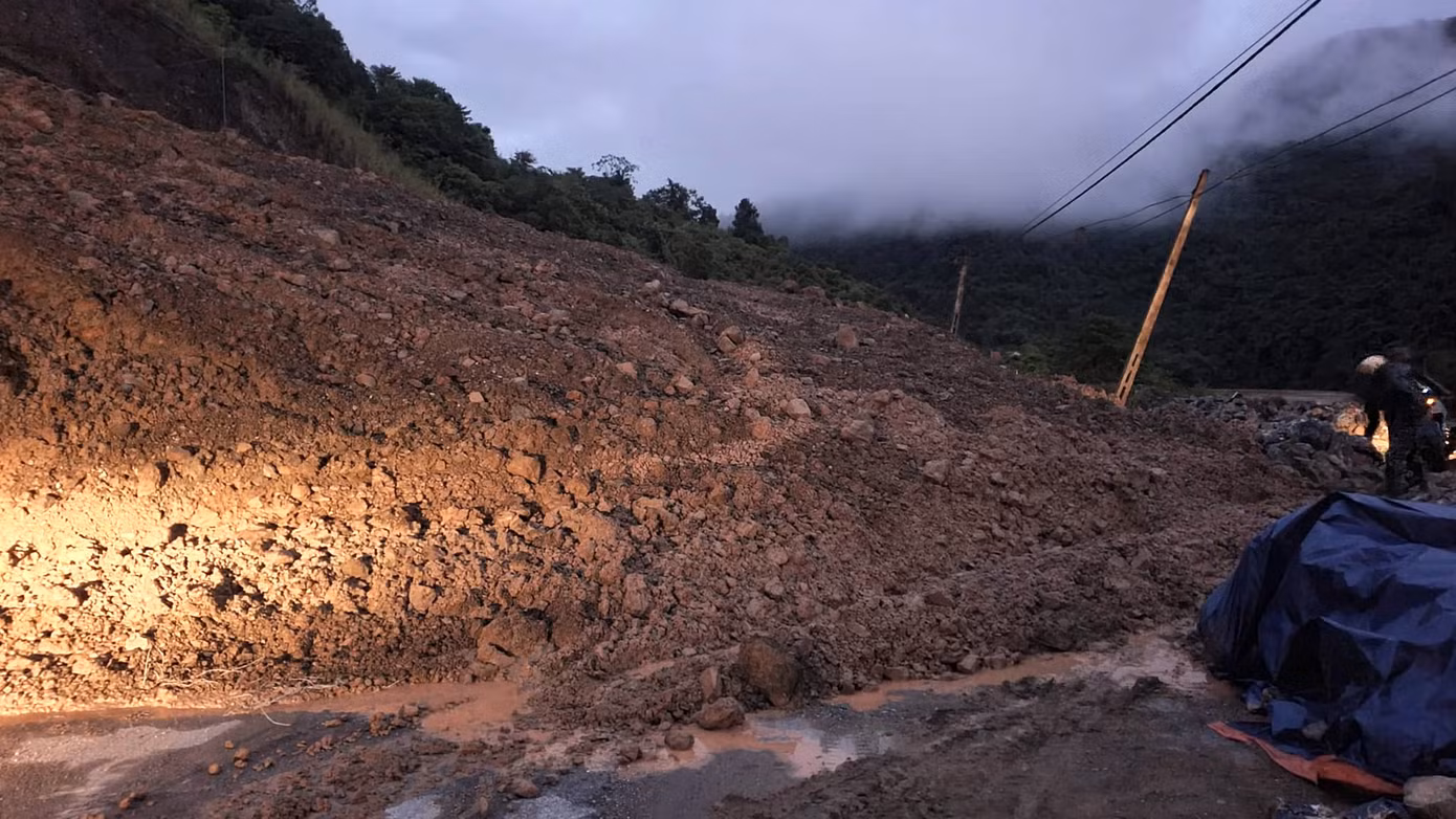 Đêm 30/9, lượng lớn đất đá từ trên núi khu vực bản Lăn (xã Chiêu Lưu, huyện Kỳ Sơn, Nghệ An) sạt lở xuống chắn toàn bộ quốc lộ 7 khiến giao thông bị ách tắc nghiêm trọng. Theo thống kê sơ bộ, từ khu vực Khe Kiền (xã Lưu Kiền, huyện Tương Dương) đến xã Chiêu Lưu (Kỳ Sơn) có 3 điểm sạt lở quốc lộ 7 gây ách tắc giao thông. Sau khi sự việc xảy ra, cơ quan chức năng đã huy động lực lượng san gạt đất đá để giao thông thông suốt trở lại.