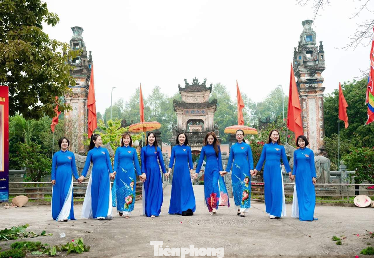 Những nữ cán bộ đoàn viên thanh niên huyện Nghi Lộc khoe sắc cùng tà áo dài trước Di tích cổng đền Nguyễn Xí.