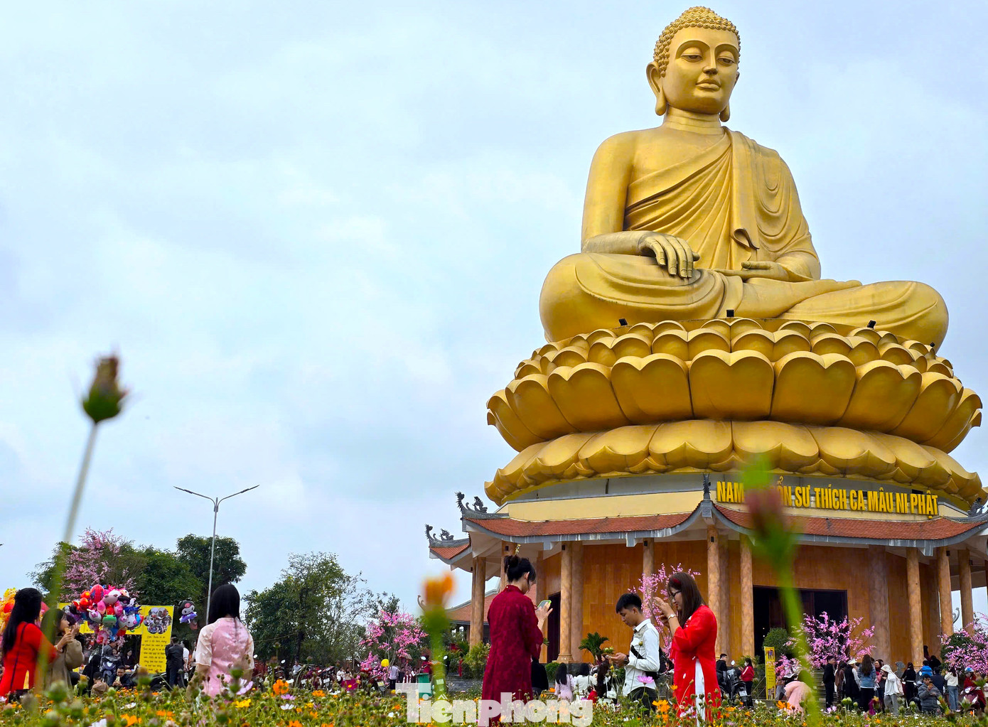 Nhiều người tranh thủ chọn góc đẹp để chụp hình bên pho tượng phật lớn nhất Bắc Trung Bộ. Nhiều người tranh thủ chọn góc đẹp để chụp hình bên pho tượng phật lớn nhất Bắc Trung Bộ.