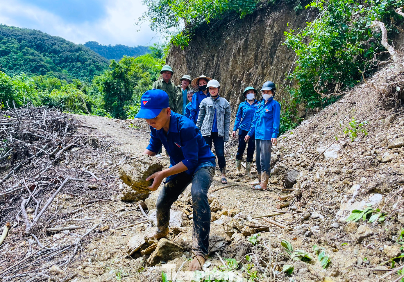 Những hòn đá lớn được các đoàn viên vận chuyển để san lấp các vị trí đường bị sạt lở, tạo mặt bằng cho đường để các phương tiện đi qua.