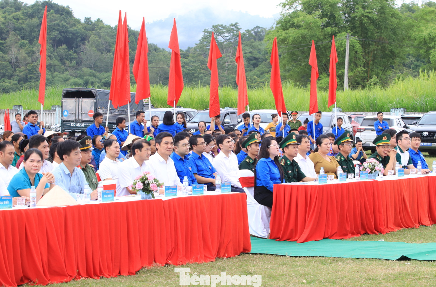 Các đại biểu tham dự buổi lễ. Các đại biểu tham dự buổi lễ.