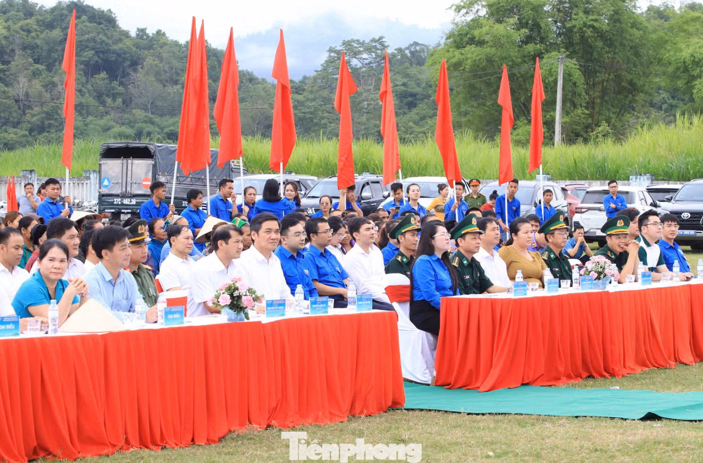 Các đại biểu tham dự buổi lễ.