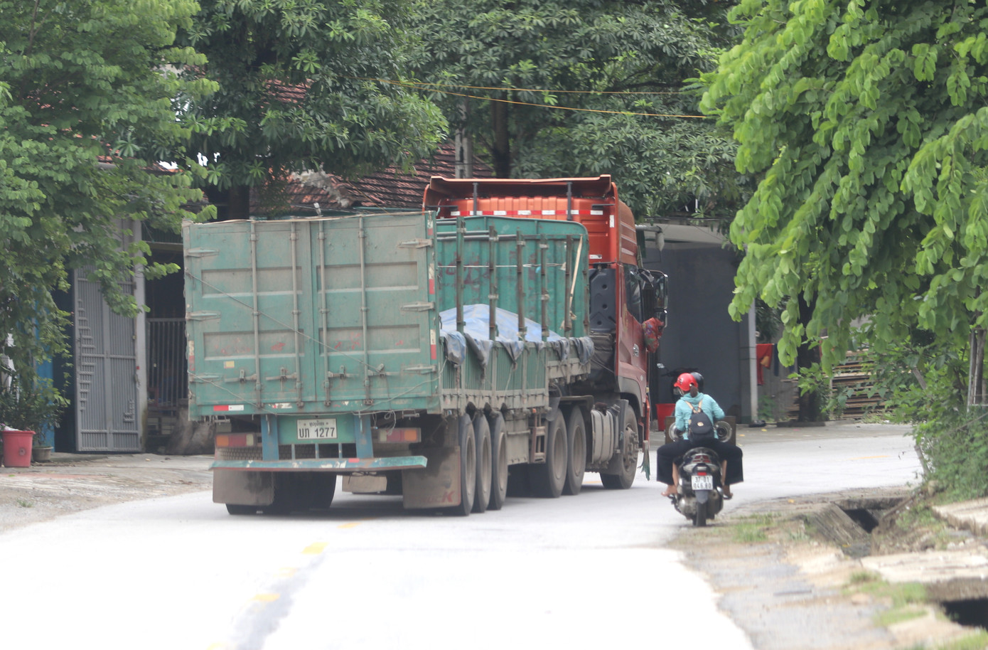 Dù đoạn đường quanh co nhưng những xe chở quặng nặng vẫn lao vun vút và chiếm luôn cả làn đường ngược chiều. Xe máy phải nép hẳn vào lề đường nhưng vẫn không thôi sợ hãi.