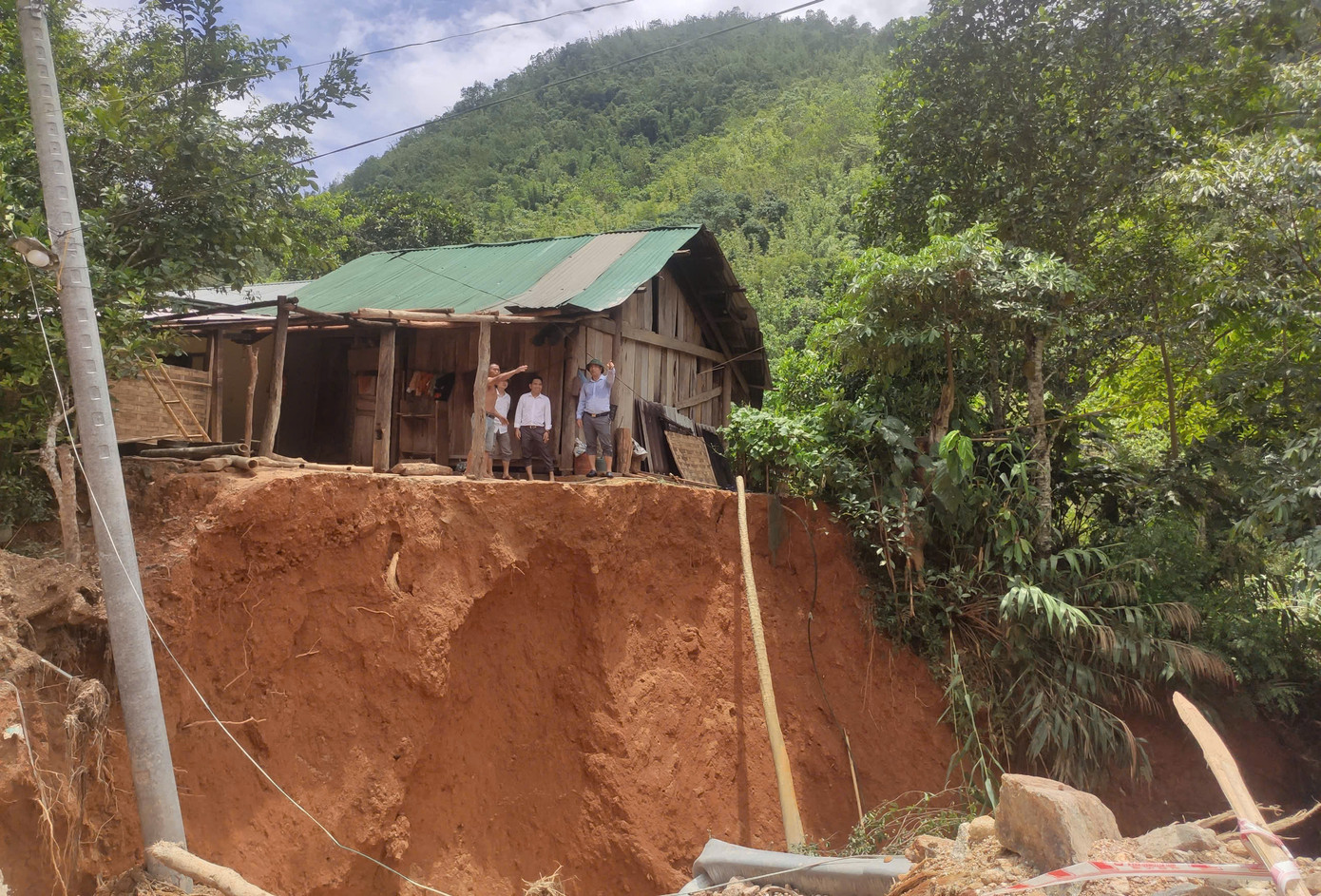 Theo thống kê của cơ quan chức năng, có 68 nhà ở của người dân tại các xã bị thiệt hại, hư hỏng do đợt mưa lớn, lũ quét, sạt lở đất gây ra. Trong đó có 6 nhà bị cuốn trôi hoàn toàn (xã Hữu Khuông 3 nhà và xã Nhôn Mai 3 nhà). Mưa lũ cũng khiến Trường Phổ thông Dân tộc Bán trú Trung học cơ sở xã Hữu Khuông bị ngập làm hư hỏng nhiều phòng học, tài sản, thiết bị dạy học bên trong.